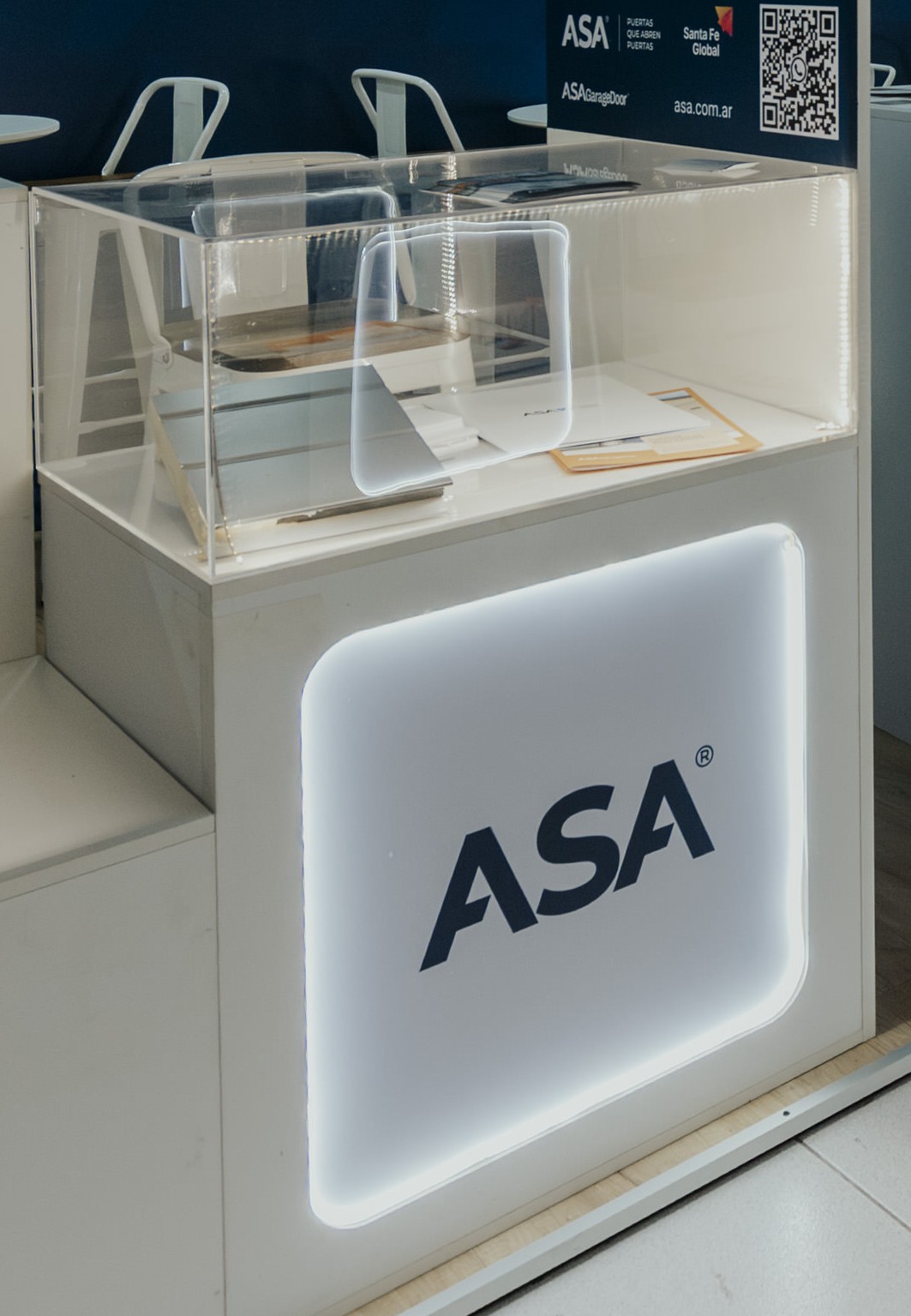 Mueble con exhibidor acrilico